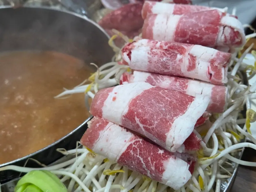 꽃게와 조개가 올라간 해물 쟁반
