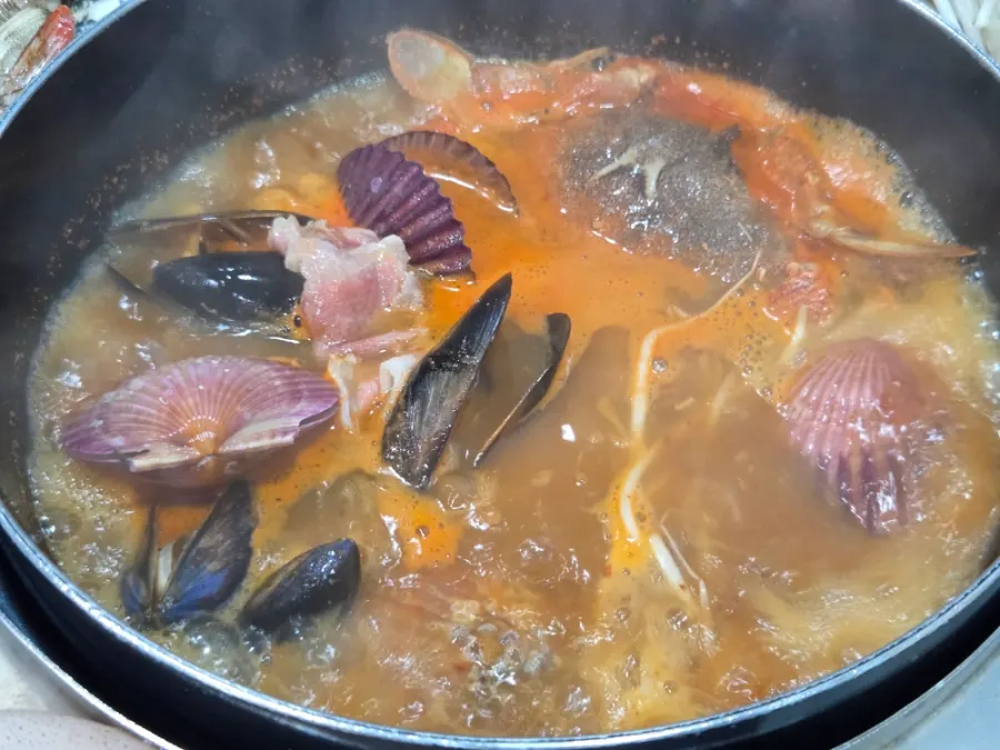 끓고 있는 상황버섯 헛개 장칼국수 육수