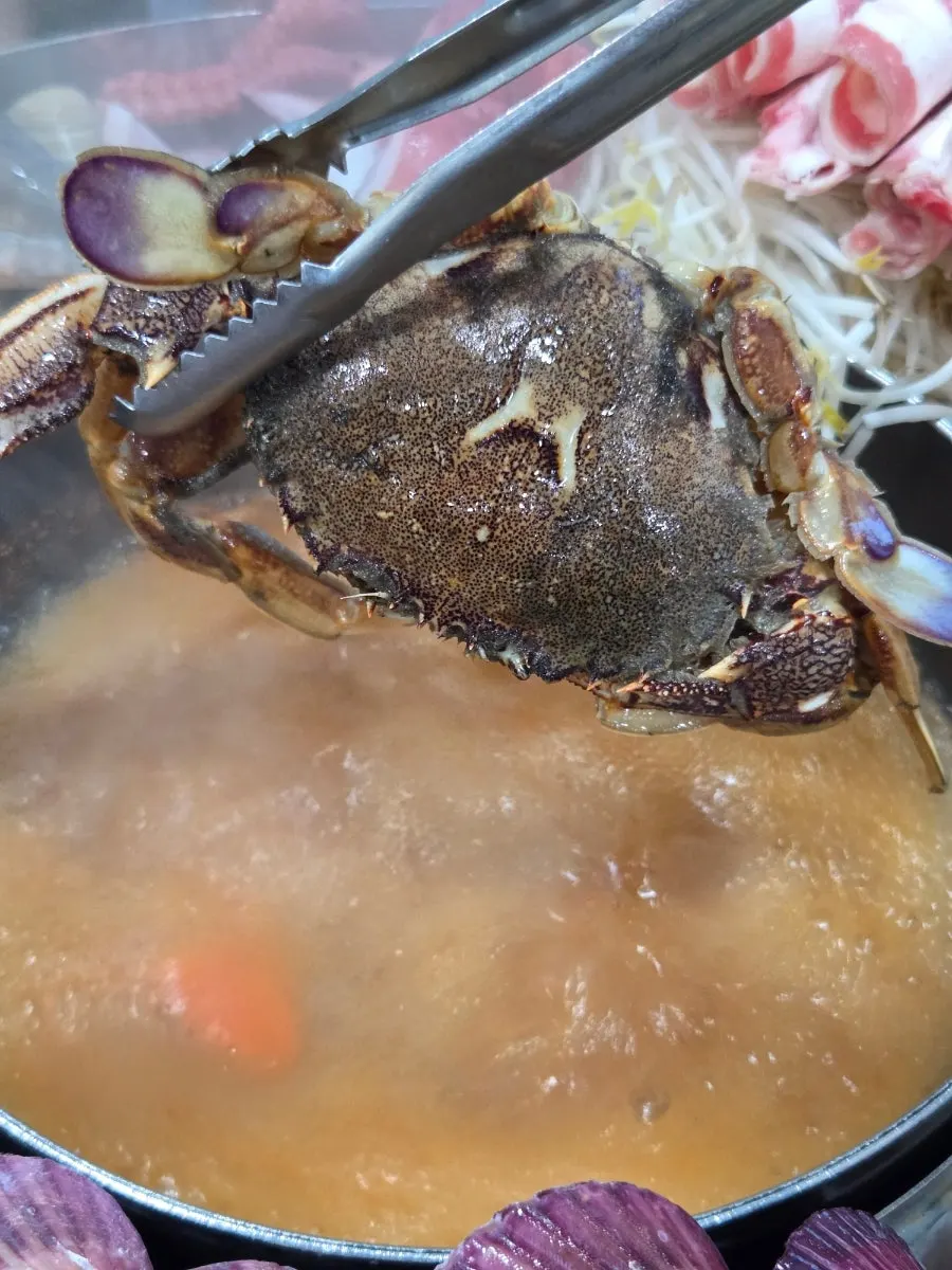 맵지 않은 장칼국수 국물을 덜어 담은 그릇