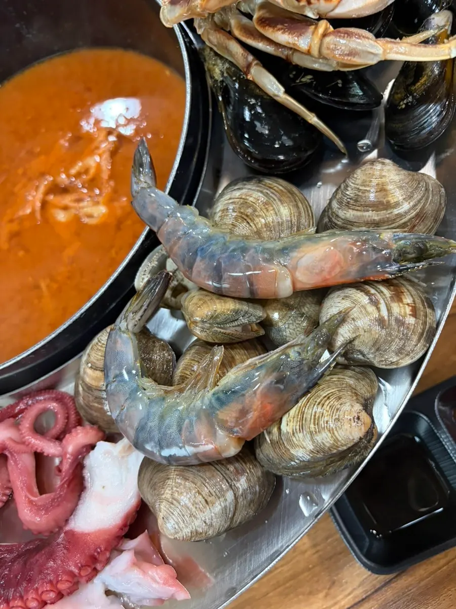 Blue crab, shrimp, and mussels on the seafood platter