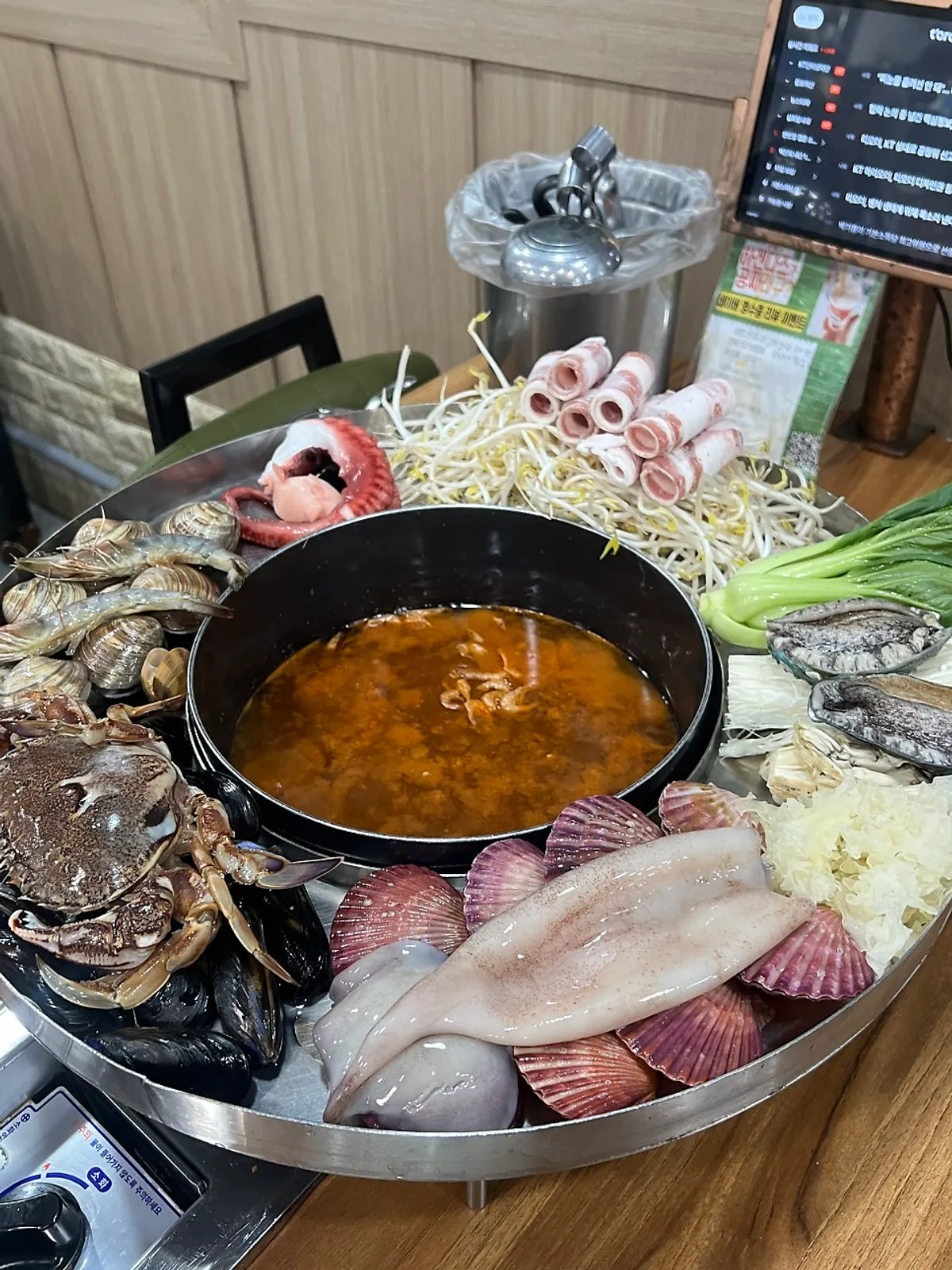 Seafood shabu jangkalguksu for two arranged like a flower