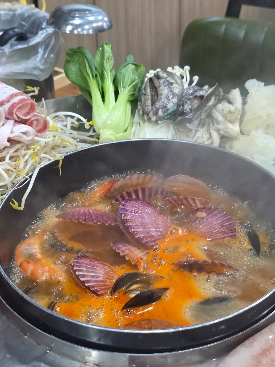 Jangkalguksu broth simmering with clams and snow crab