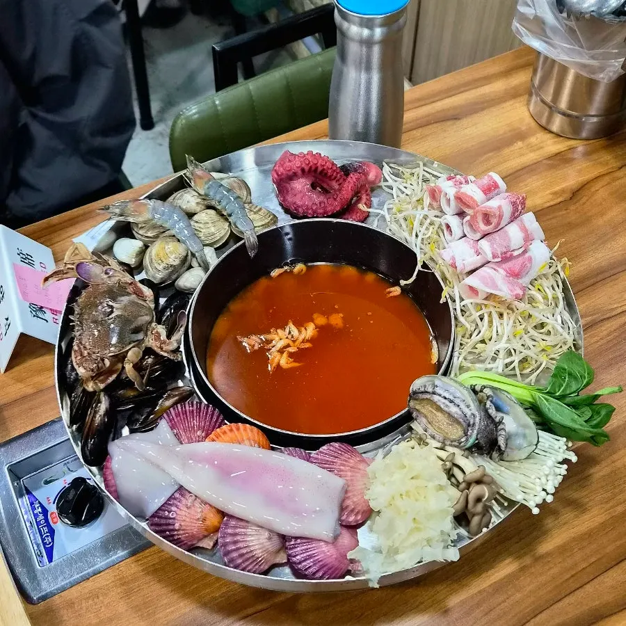 해산물이 가득 담긴 쟁반 한 판