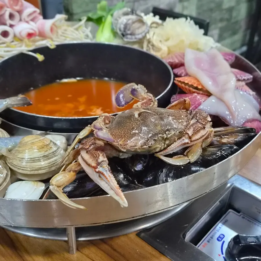 전복과 꽃게, 가리비가 올라간 해물 쟁반