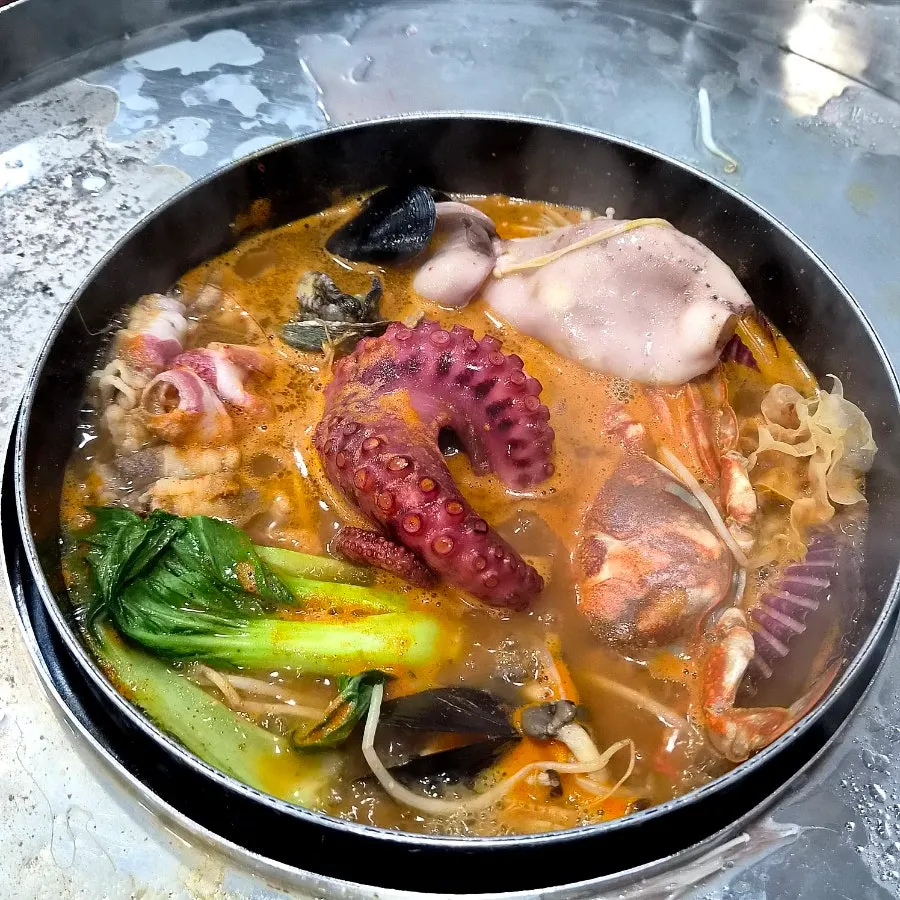 해산물을 넣어 끓이는 장칼국수 냄비