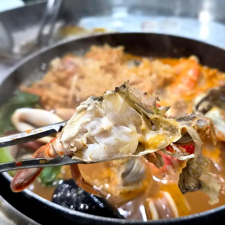 데쳐 먹는 큼직한 문어 샤브