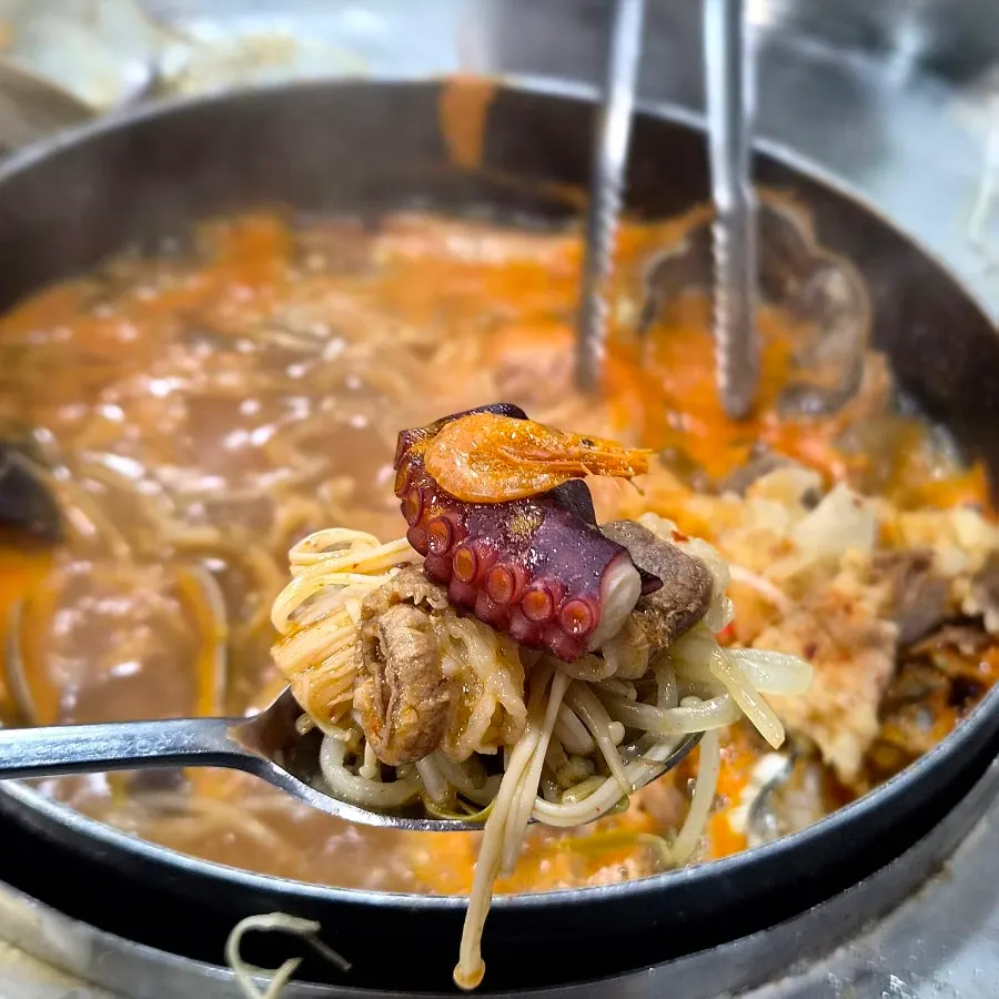 얼큰한 해물 장칼국수 국물