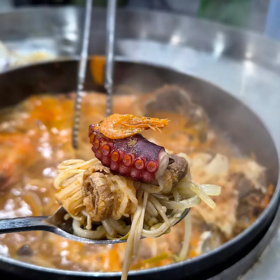 익은 해산물을 건져 담은 접시