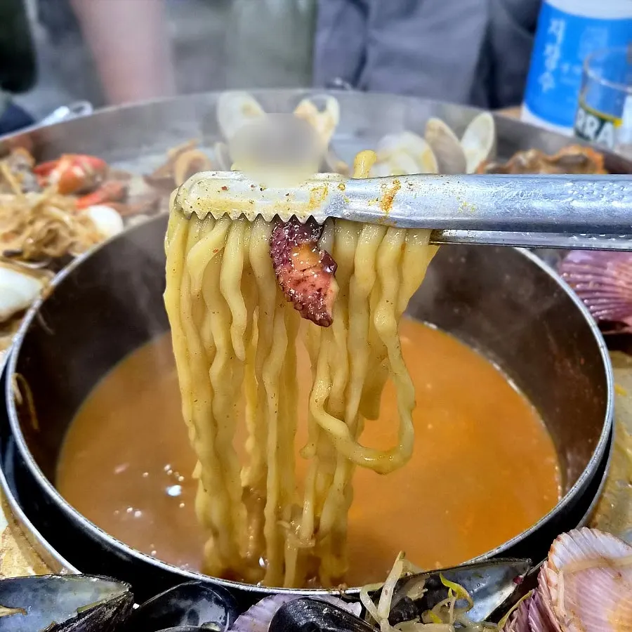 국물에 넣기 전 칼국수 면