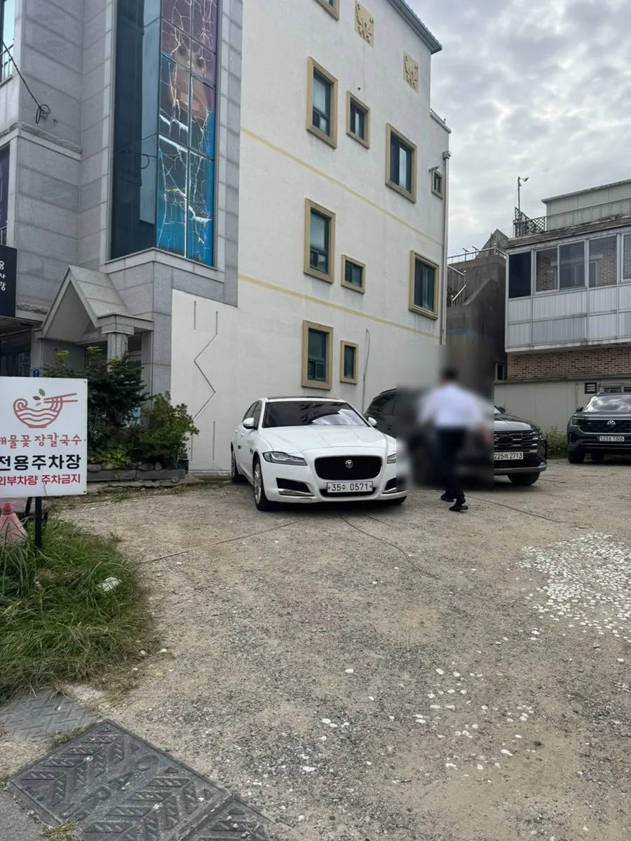 건물 뒤편 전용 주차장 안내