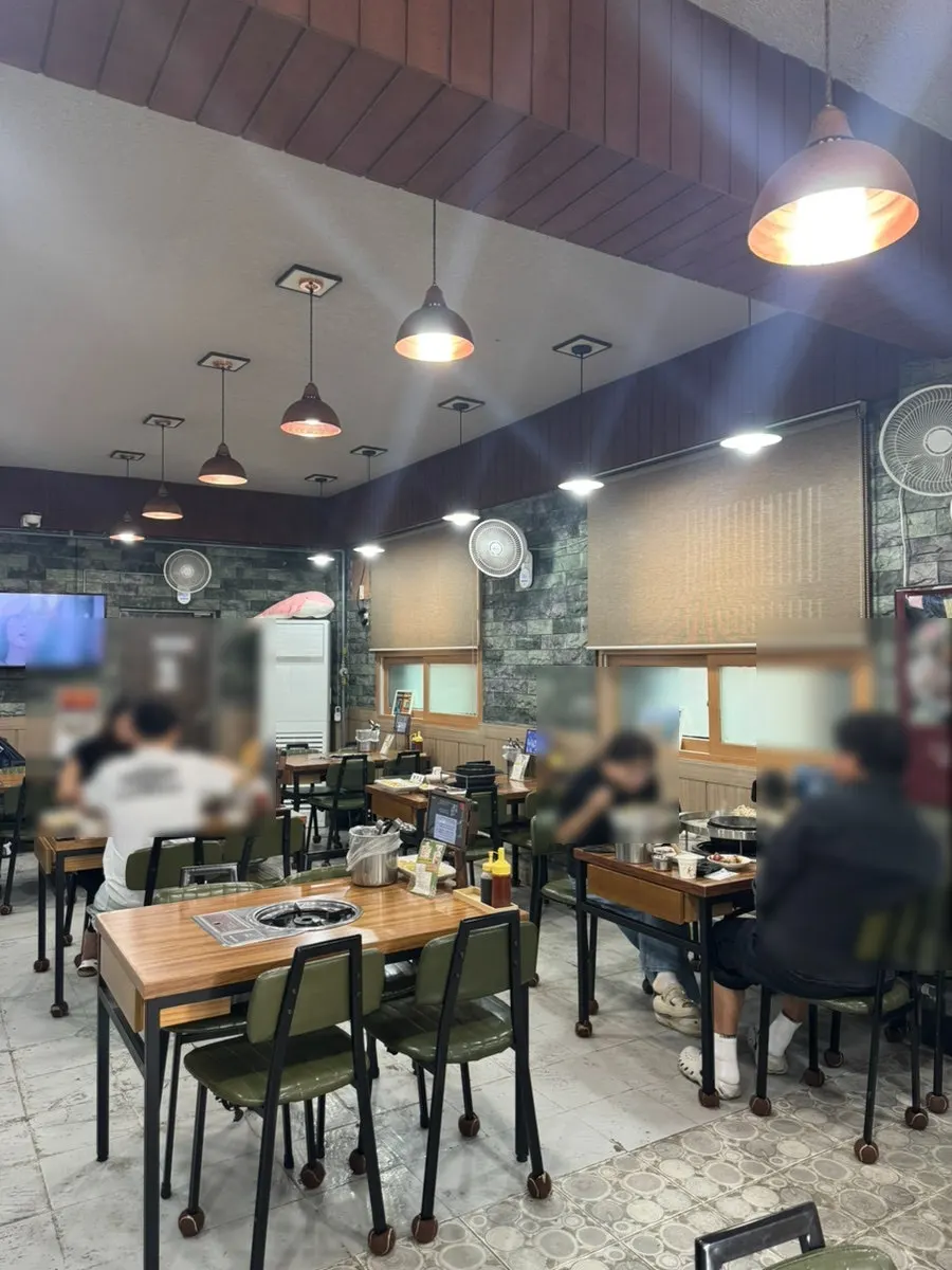 나무 테이블이 있는 매장 내부
