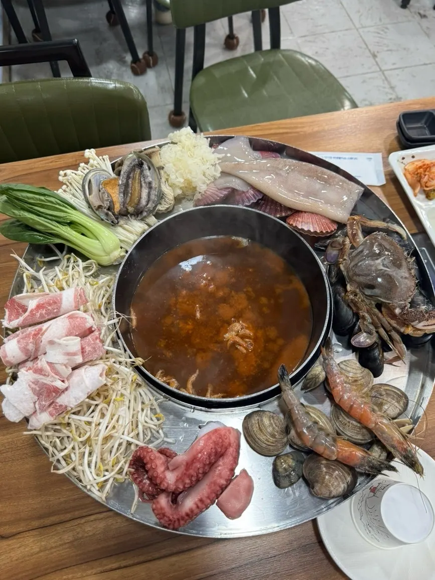 해산물이 담긴 장칼국수 한 상