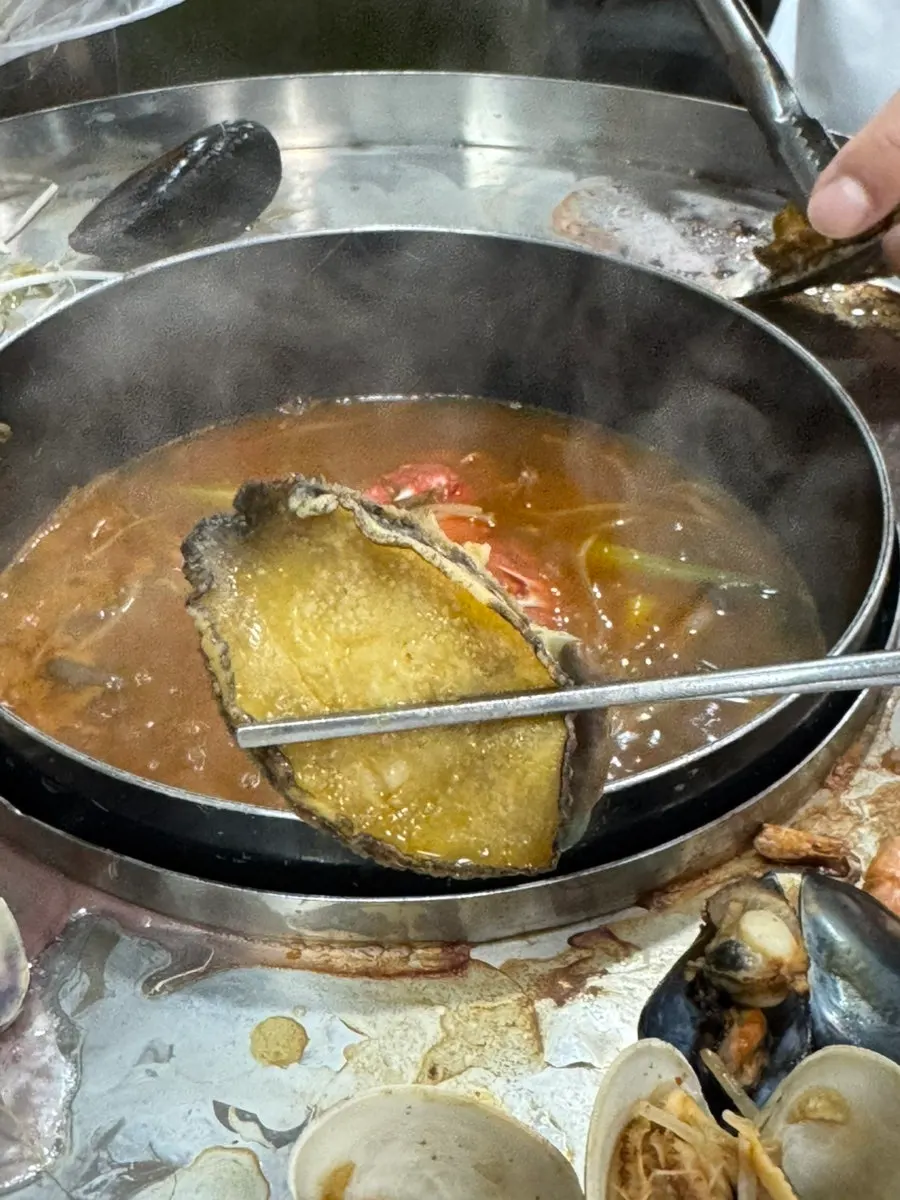 쫄깃한 전복과 해물 장칼국수