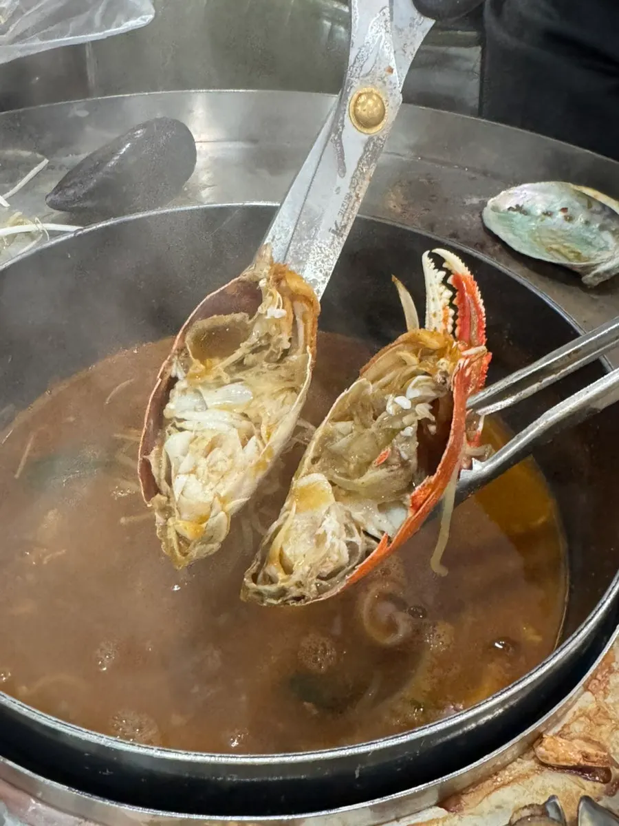 꽃게 속살이 담긴 해물 장칼국수