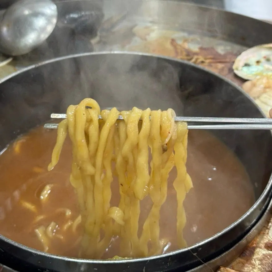 남은 국물에 넣은 두툼한 칼국수 면