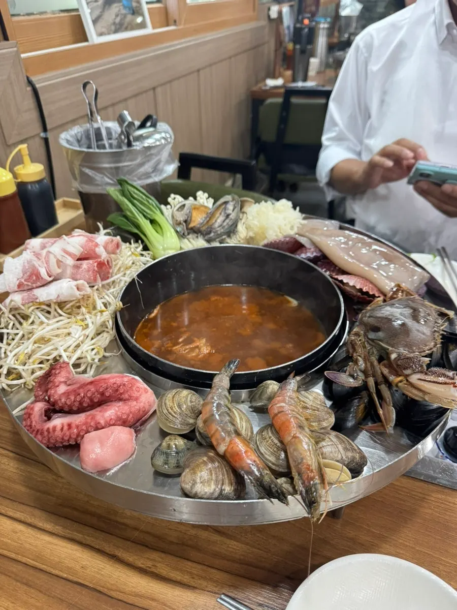 해물과 칼국수를 즐긴 식사 한 상