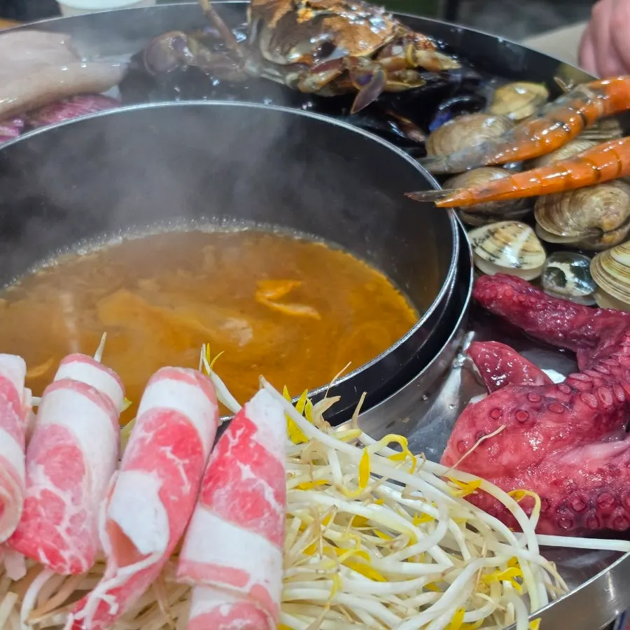 Special platter with seafood, meat and vegetables