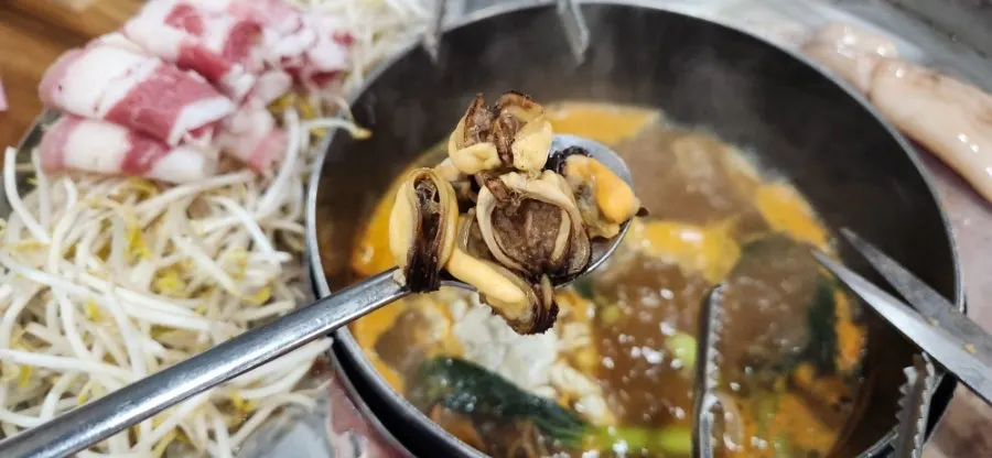 Clams and mussels cooked in shabu broth