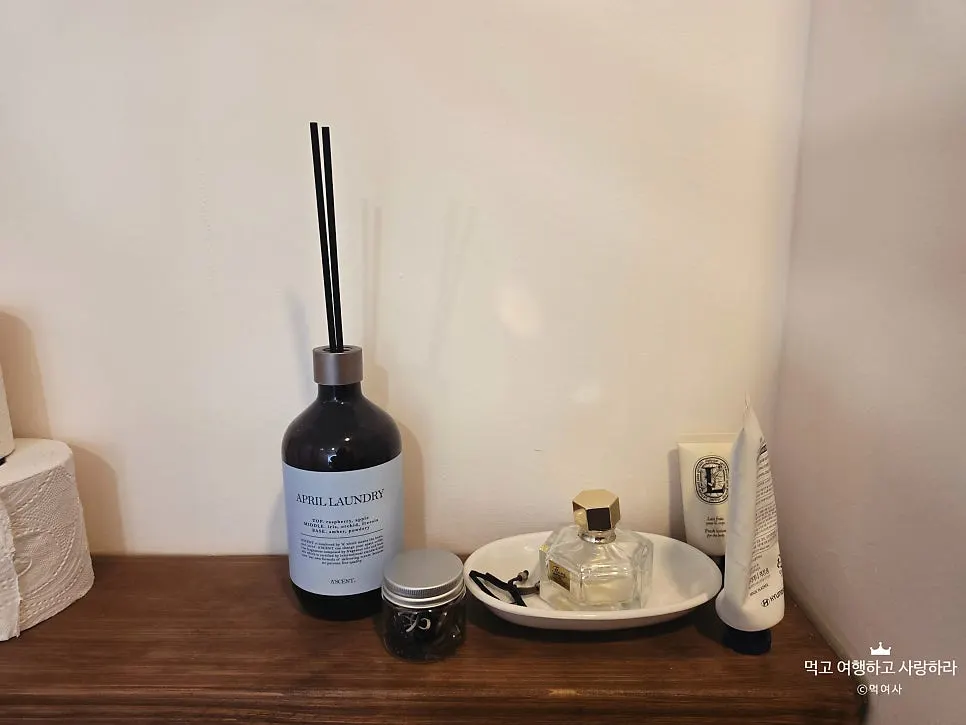 서주방 창가 테이블 좌석