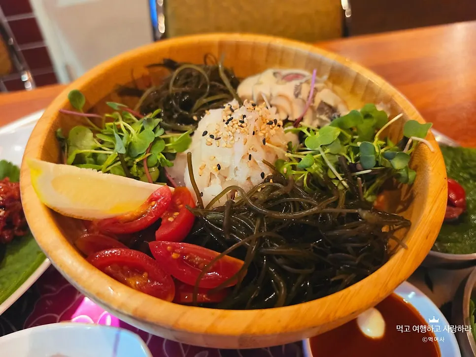 나무 그릇에 담긴 서주방 토마토 가자미 물회