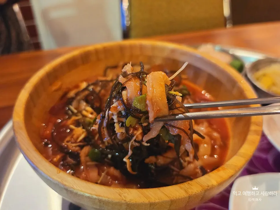 레몬즙 넣고 골고루 섞은 토마토 가자미 물회