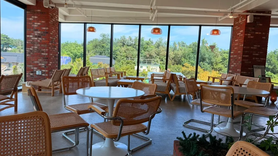 3층 통창으로 보이는 울산바위 풍경
