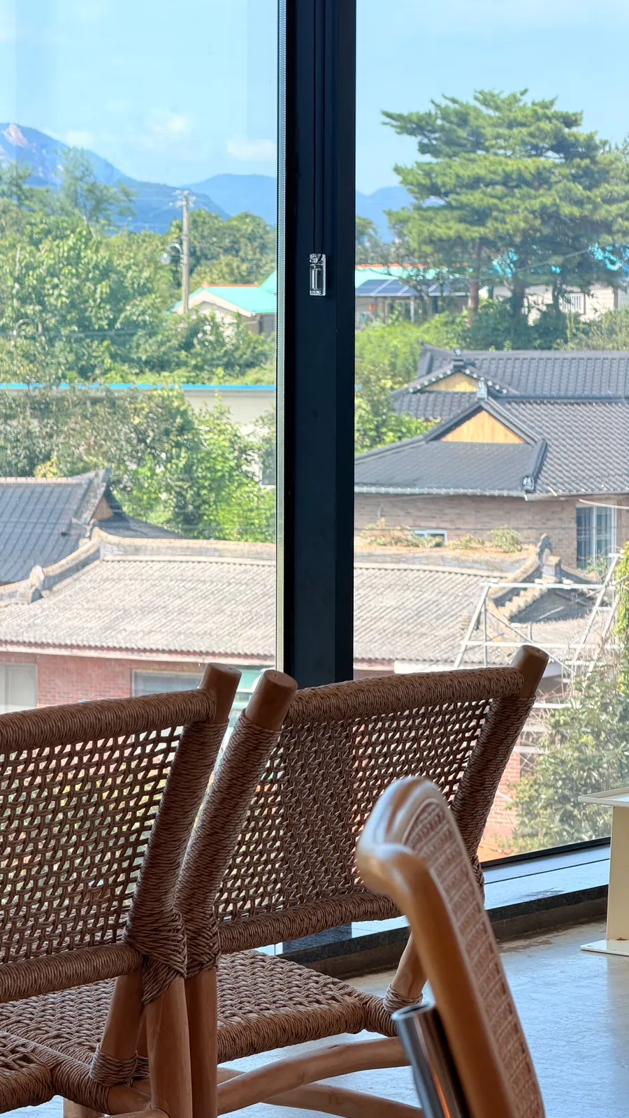 울산바위가 정면으로 보이는 창가 자리
