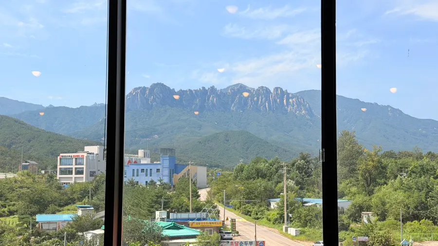 반대편 창에서 보이는 한옥 지붕 풍경