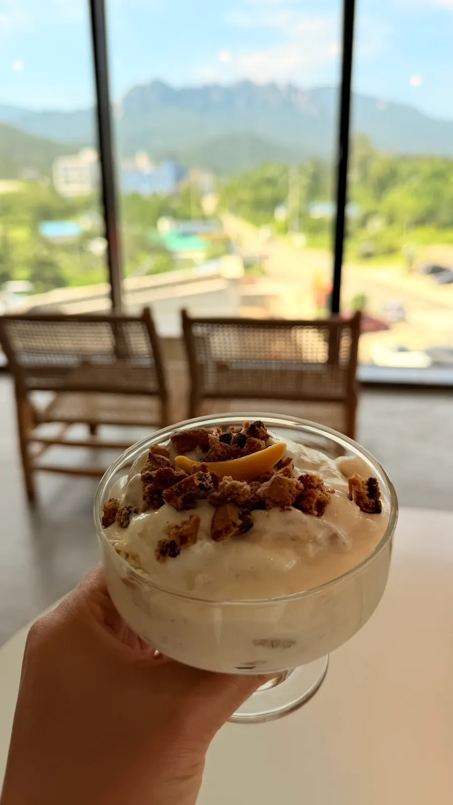 햇빛 들어오는 3층 라탄 의자 좌석
