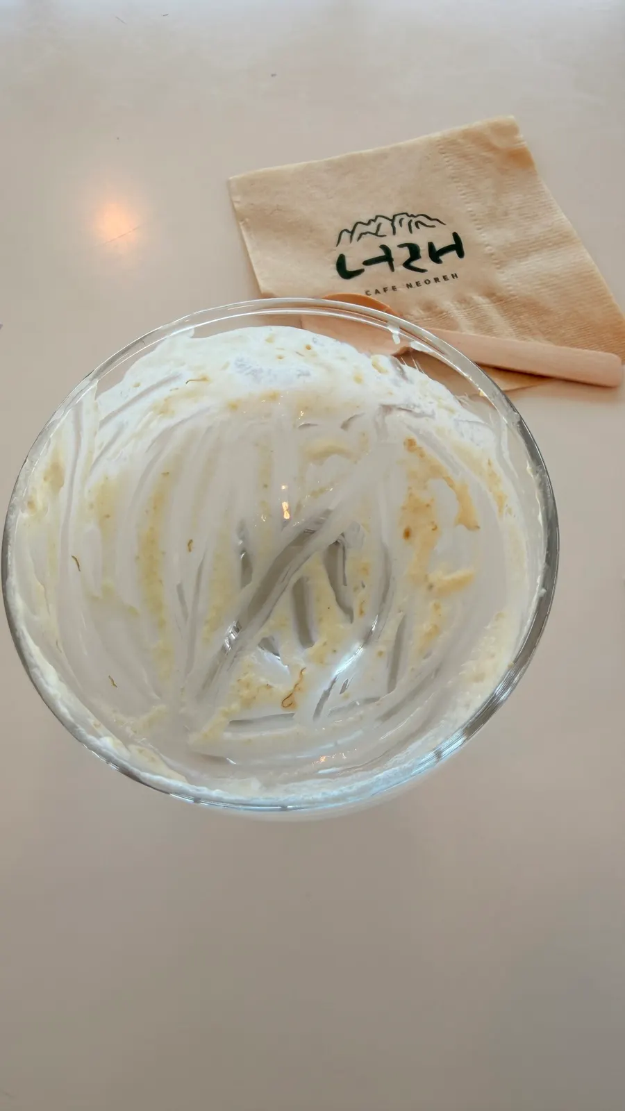 울산바위뷰를 배경으로 놓인 너래푸딩