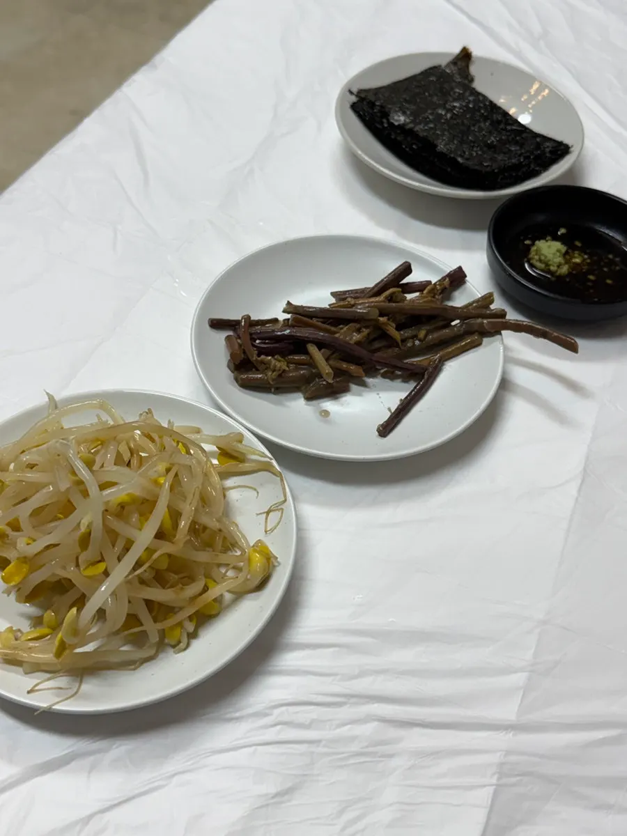 콩나물 고사리 백김치 등 밑반찬 한 상