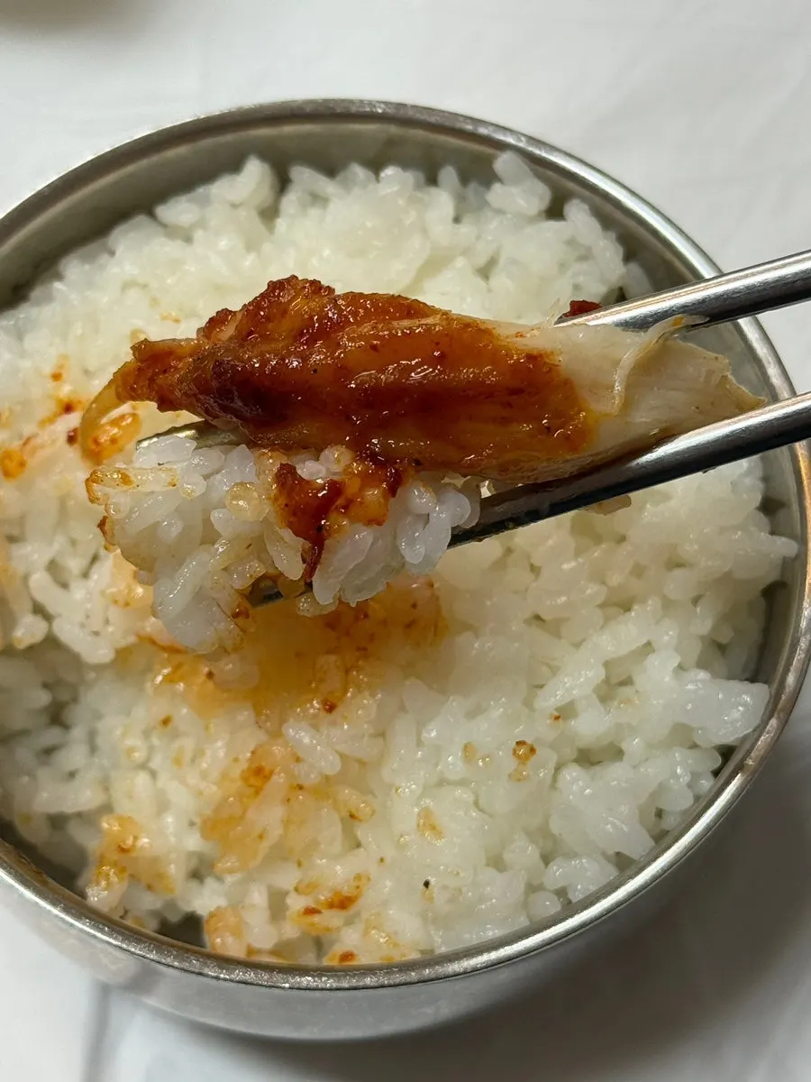매콤한 양념을 묻힌 가오리찜과 밥