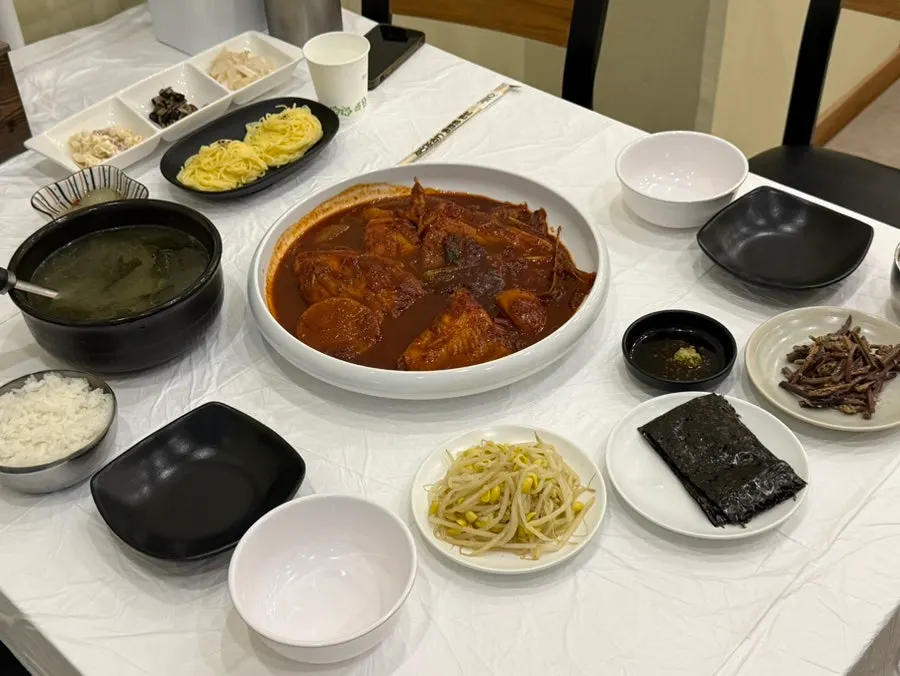 가오리찜과 생선구이가 적힌 메뉴판