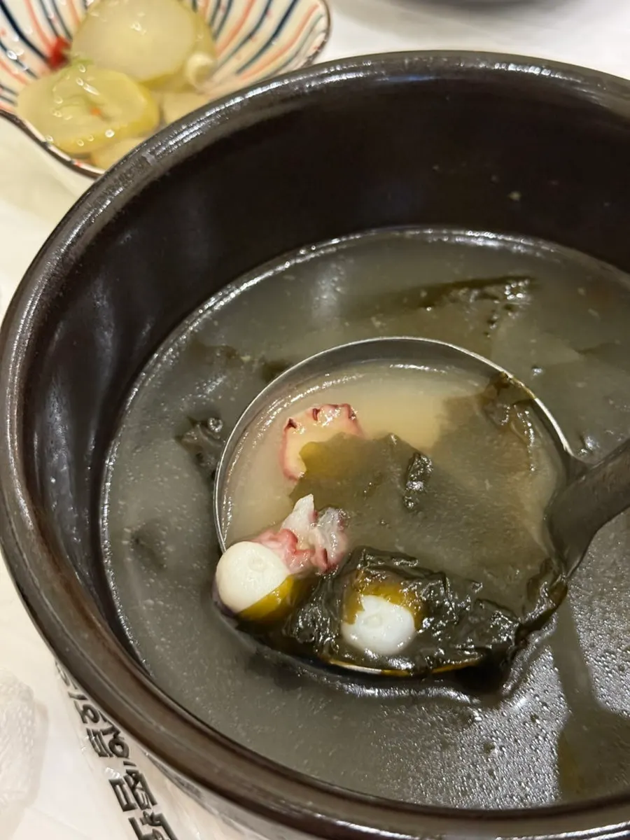 생김과 와사비간장이 놓인 밑반찬