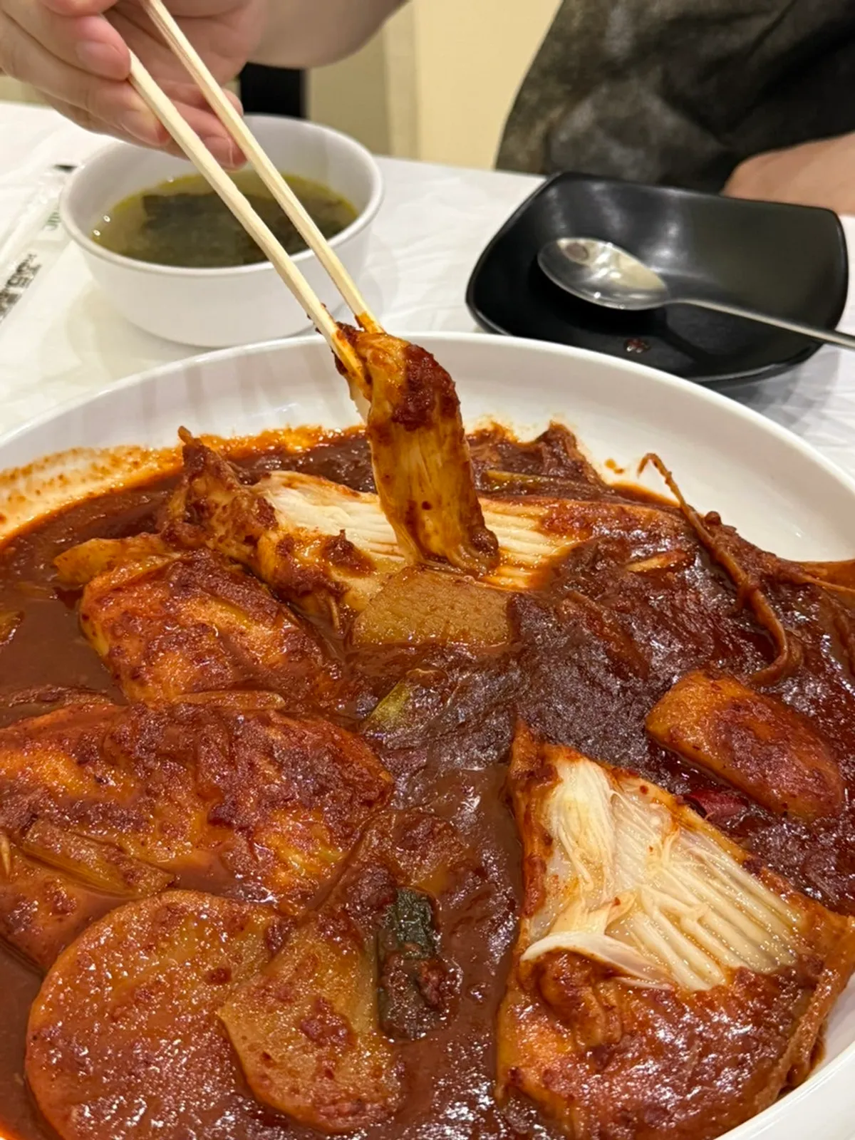 맵달한 양념의 프로가오리찜 소 클로즈업