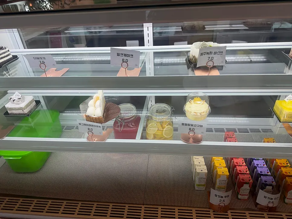 Coffee and non-coffee options at Cafe Neorae