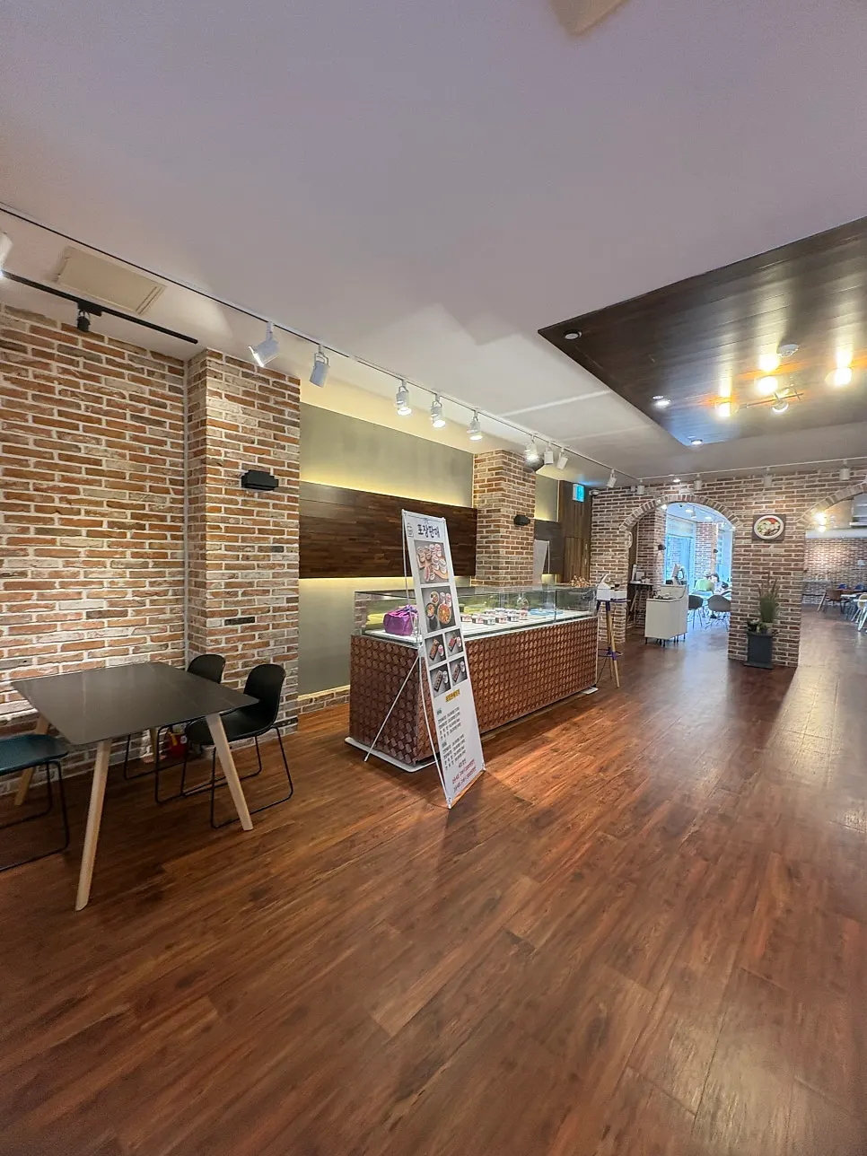 Jang purchase counter and waiting seats near the entrance