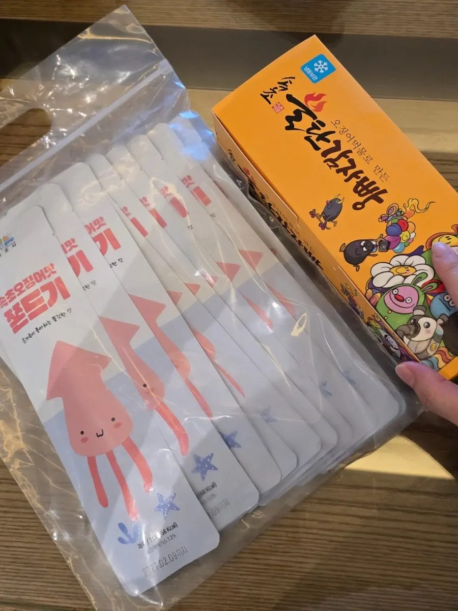 오징어 그림이 그려진 감자빵 포장지