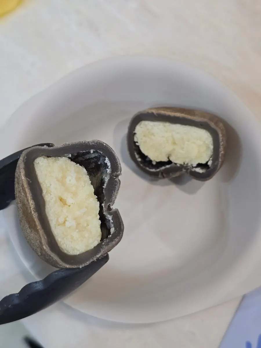오징어먹물로 만든 회색빛 불탄 감자빵