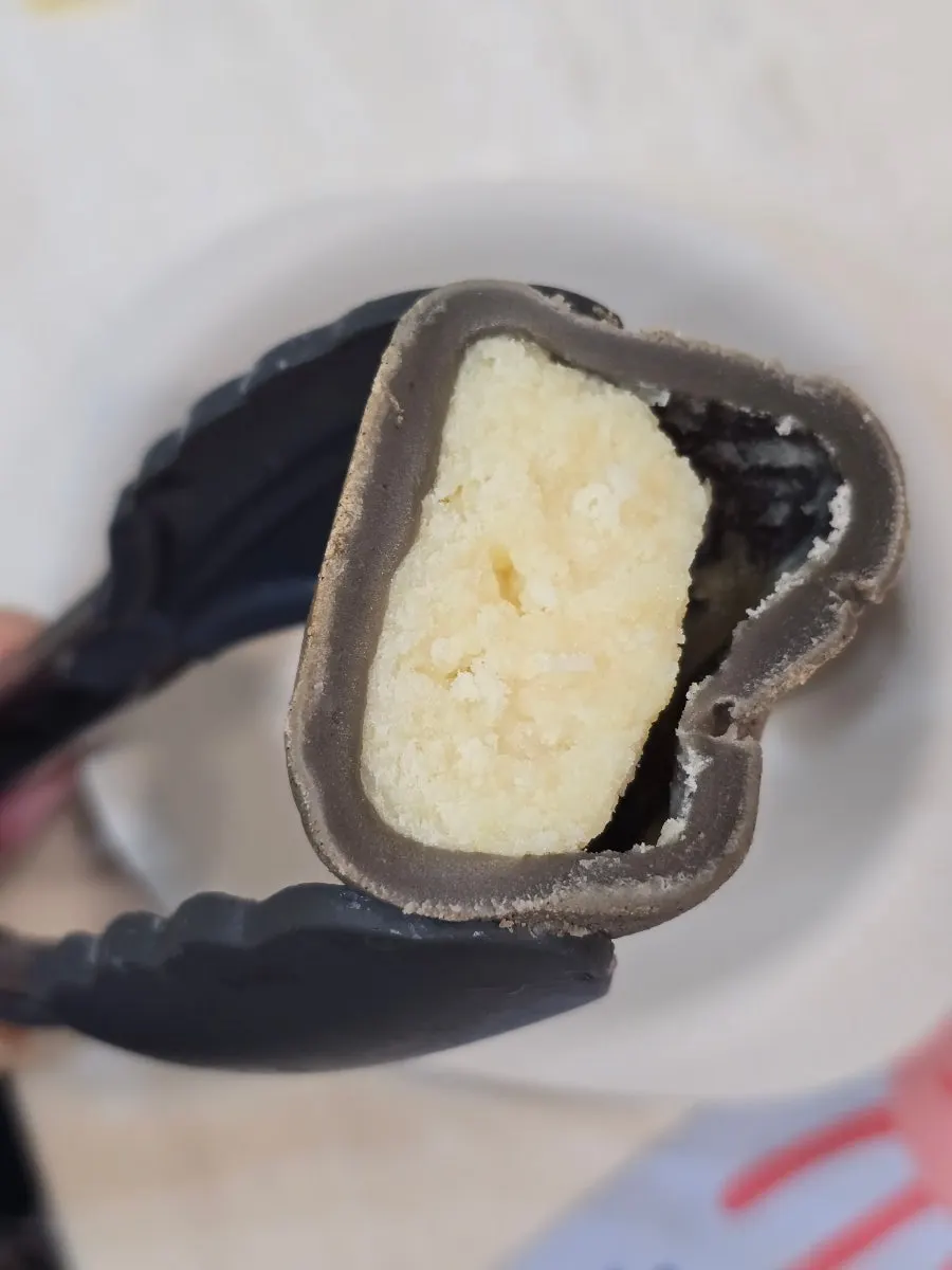 곡물 토핑이 묻은 감자빵 표면