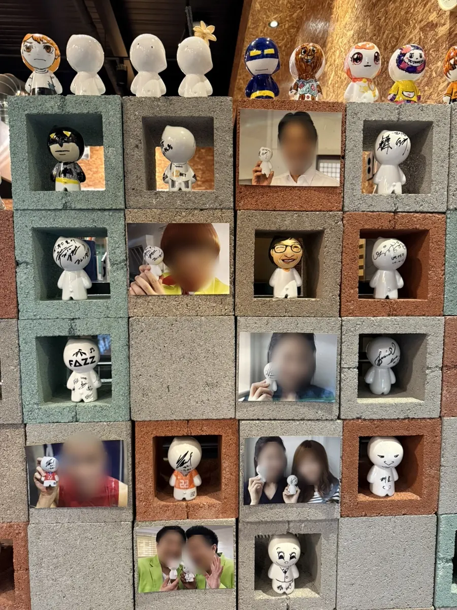전시된 무스토이 도자기 아트토이 작품들