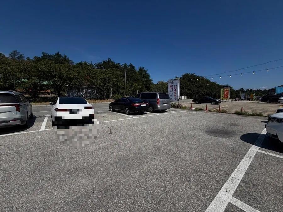 Wide view of the parking lot at Jinsol Halmeoni Sundubu