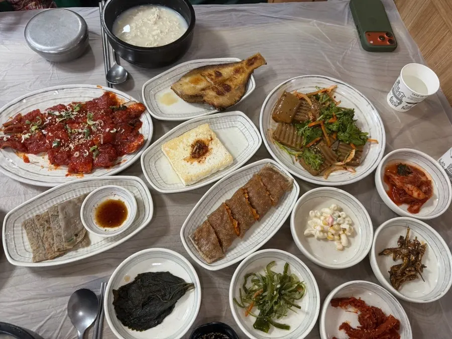Side dishes served alongside the Jinsol jeongsik set