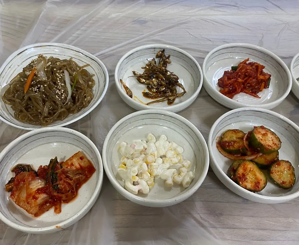 チャプチェや煮干し炒めなどの副菜一式
