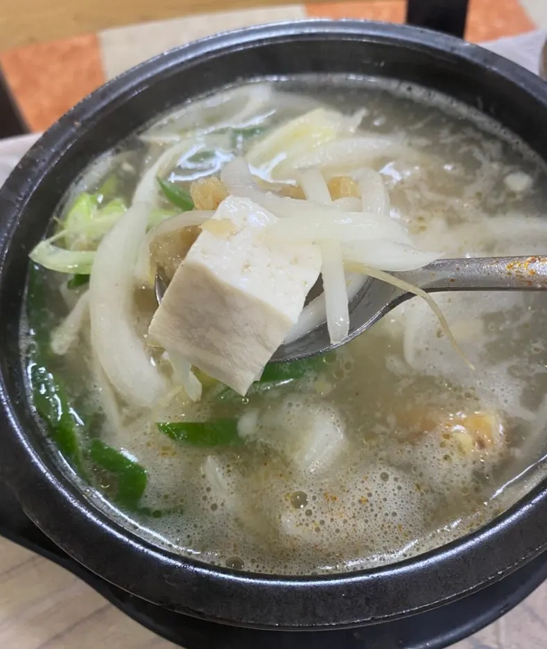 干し鱈、豆腐、豆もやしが入ったヘジャングク