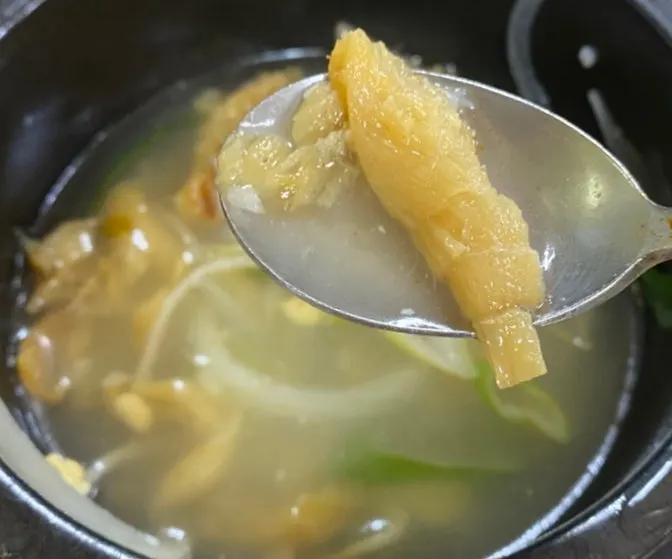 柔らかい干し鱈の身のクローズアップ