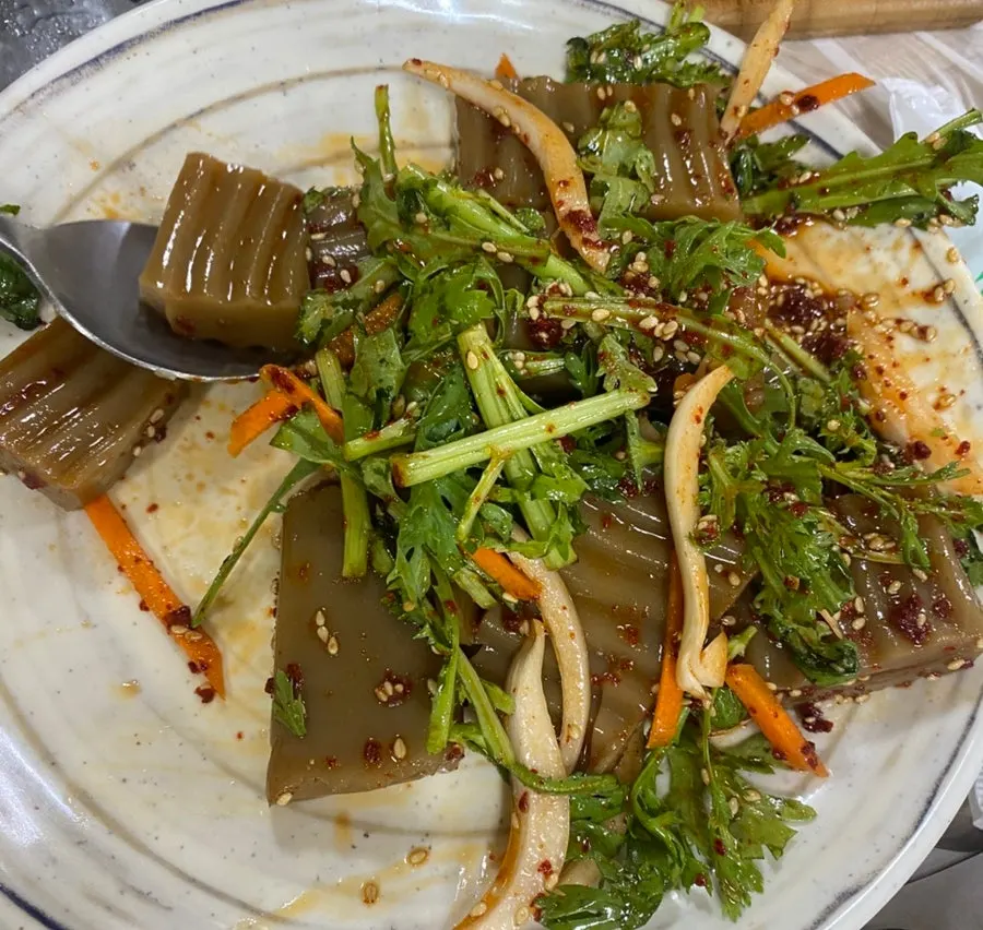 酸味と辛味のあるトトリムクの和え物