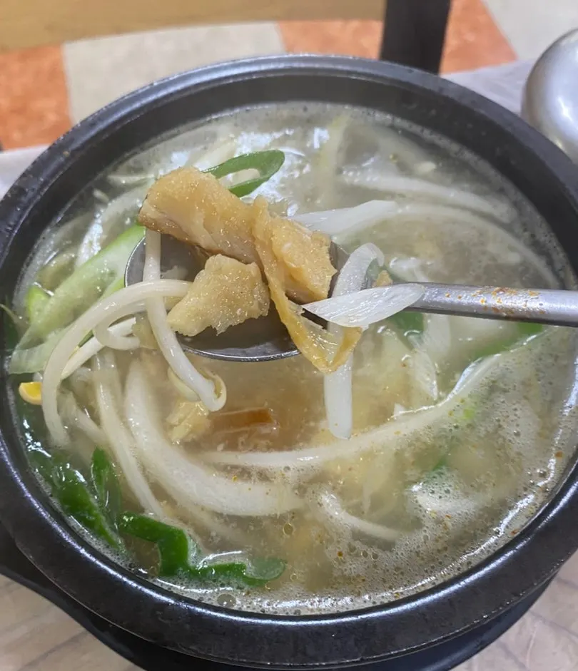 二種類のスープメニューが並ぶ朝食の食卓