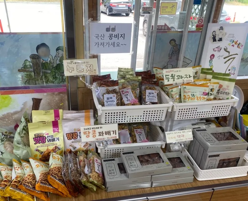 店内で販売されている豆腐スナックとクワベギ