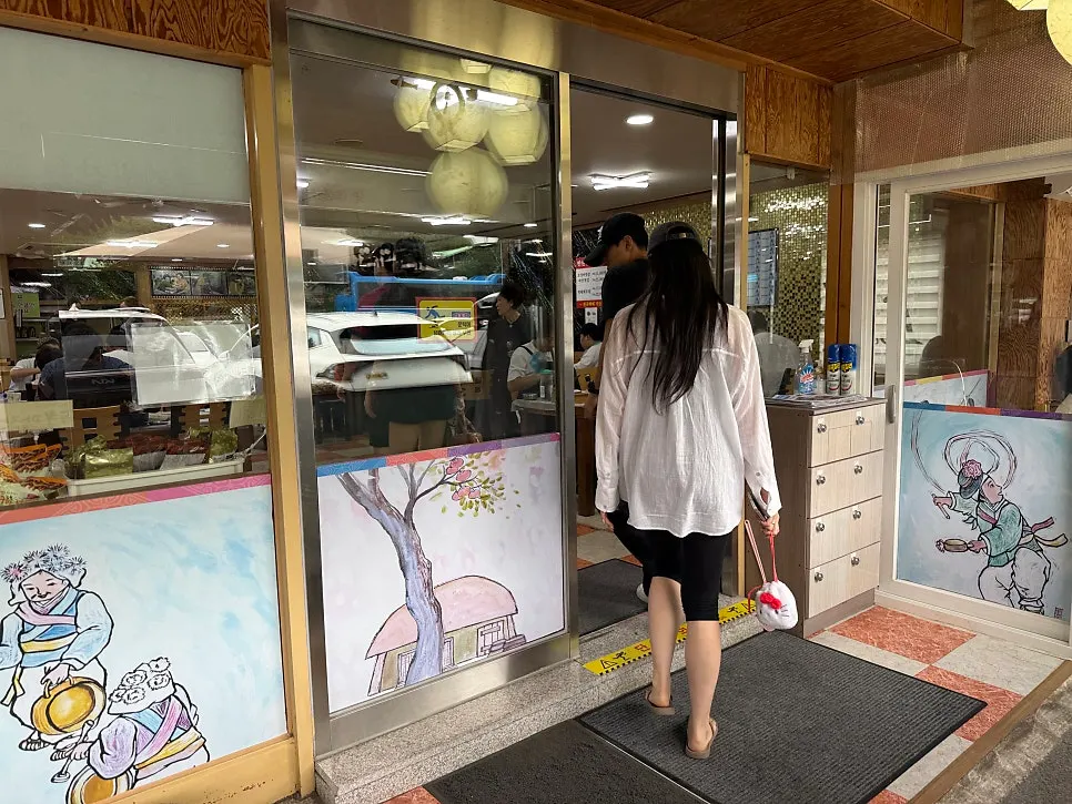 Entrance of Jinsol Halmeoni Sundubu during lunch hour